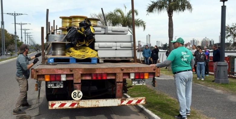 Juegos Suramericanos 2026: llegó a la Costanera de Santa Fe el equipamiento náutico para remo y canotaje