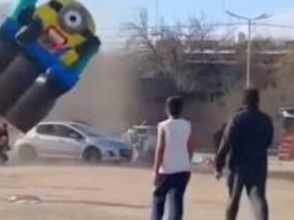 Una ráfaga levantó un inflable en Córdoba: dos chicos sufrieron traumatismos