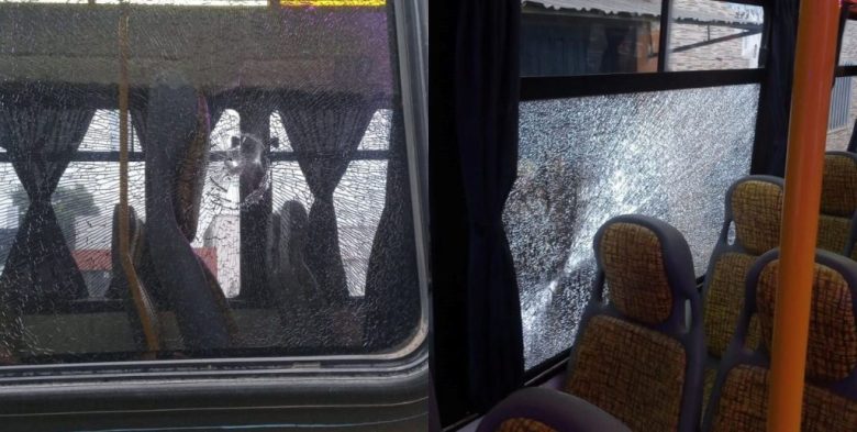 Nuevamente un colectivo de la línea intercountries fue atacado a piedrazos en Santa Fe y una pasajera resultó lesionada