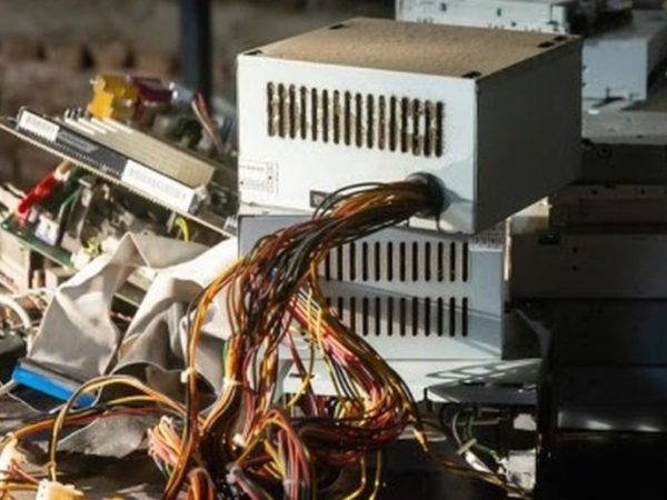 Alerta por crecidas en Arroyo Leyes: vecinos limpian la costa y retiran residuos electrónicos