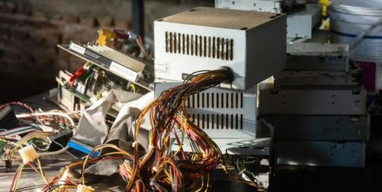 Alerta por crecidas en Arroyo Leyes: vecinos limpian la costa y retiran residuos electrónicos