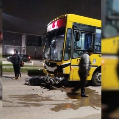 Trágico choque en avenida Peñaloza: murió un motociclista tras impactar contra un colectivo