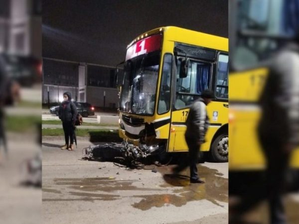 Trágico choque en avenida Peñaloza: murió un motociclista tras impactar contra un colectivo