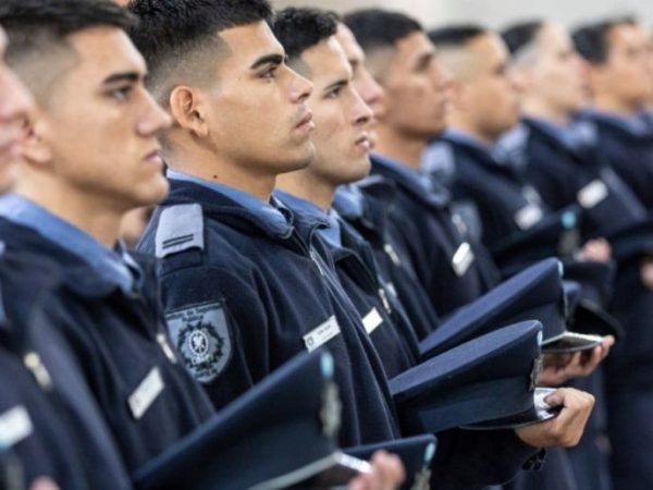 Por decreto, trasladan aumento salarial a policías y penitenciarios de Santa Fe