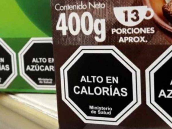 Prohíben alimentos con octógonos en escuelas públicas tras un fallo judicial