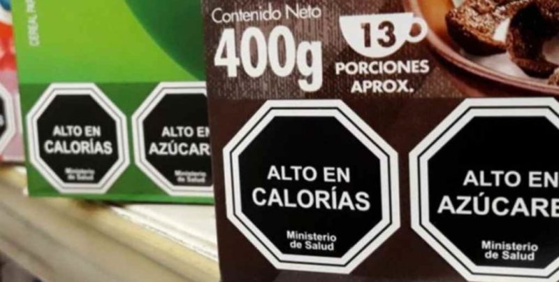Prohíben alimentos con octógonos en escuelas públicas tras un fallo judicial