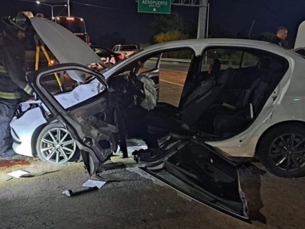 Fuerte choque entre un auto y una camioneta en Santa Fe dejó un saldo de seis personas heridas