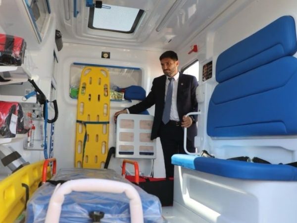 Salud en Santa Fe: Pullaro firmó la compra de 103 ambulancias 0 km para el sistema de emergencias