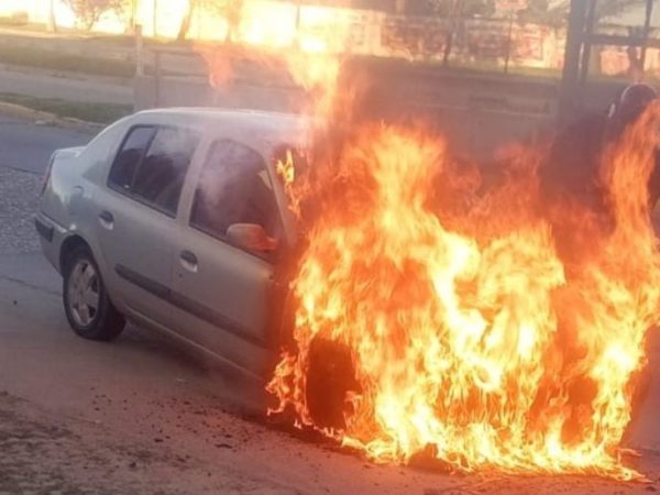 Santa Fe: un Renault Clio quedó totalmente destruido por un incendio en Blas Parera