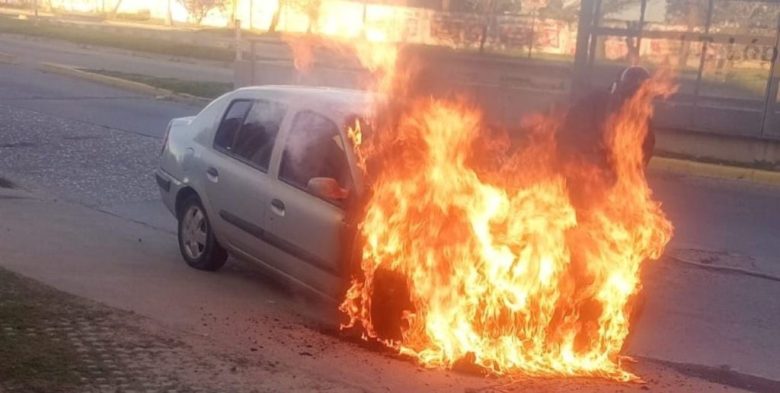 Santa Fe: un Renault Clio quedó totalmente destruido por un incendio en Blas Parera