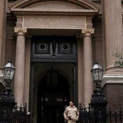 El Gobierno flexibiliza los requisitos para créditos en dólares y busca impulsar inversiones en el sector privado y productivo