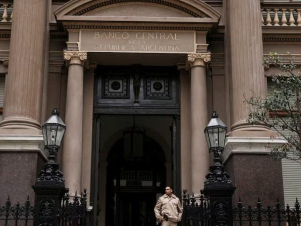 El Gobierno flexibiliza los requisitos para créditos en dólares y busca impulsar inversiones en el sector privado y productivo