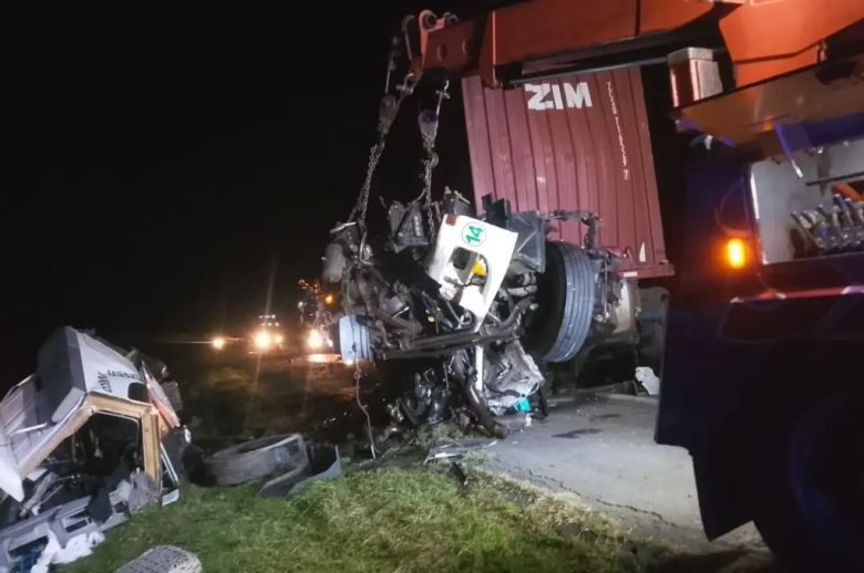 Choque entre dos camiones en la Ruta 14 dejó a un chofer hospitalizado