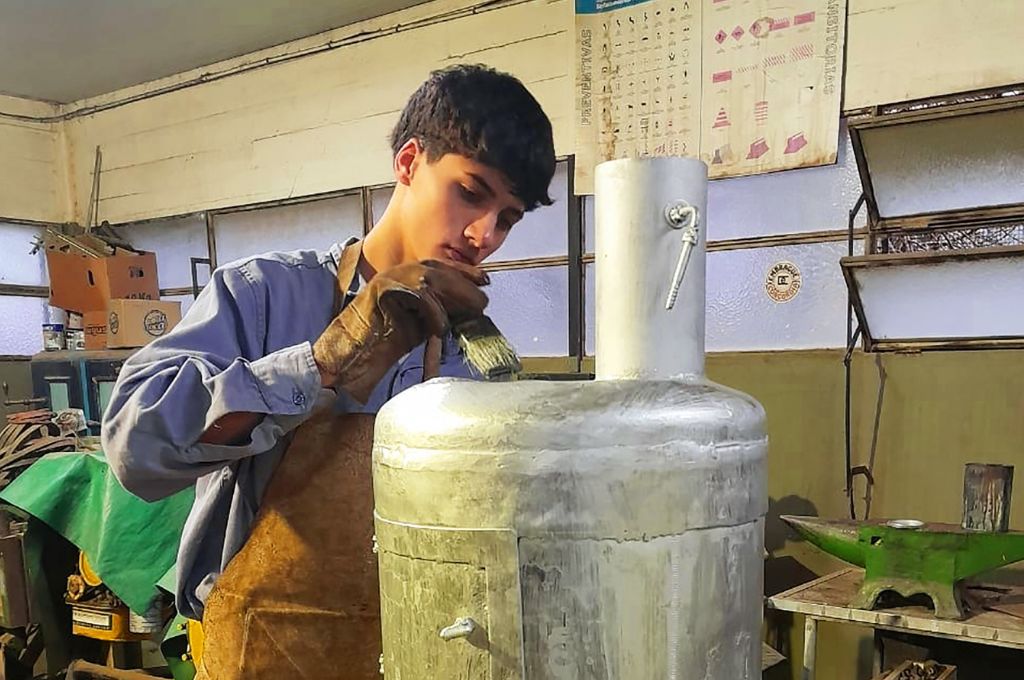 Estudiantes de Colón fabrican salamandras con materiales reciclados para familias que las necesitan