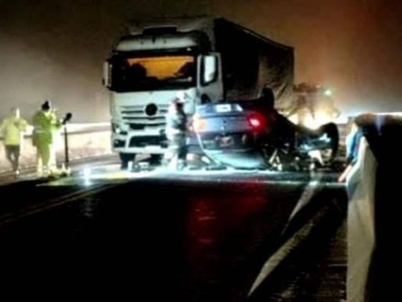 Cuatro heridos tras un choque entre un auto y un camión en el puente Victoria-Rosario