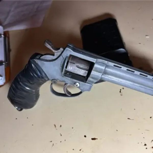 Simularon una amenaza con un arma para pedirle dinero a una mujer y terminaron detenidos