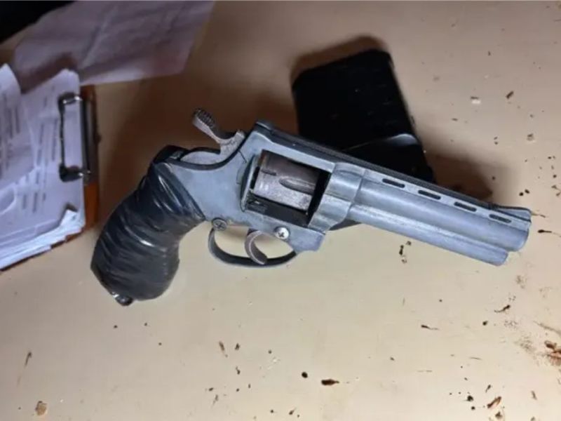 Simularon una amenaza con un arma para pedirle dinero a una mujer y terminaron detenidos