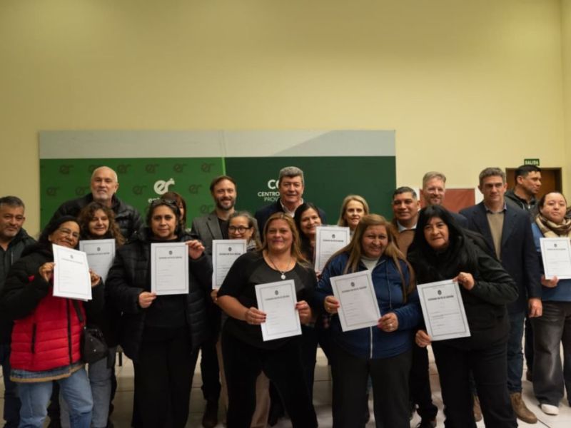78 familias de Concordia y Colonia Ayuí recibieron las escrituras de sus viviendas