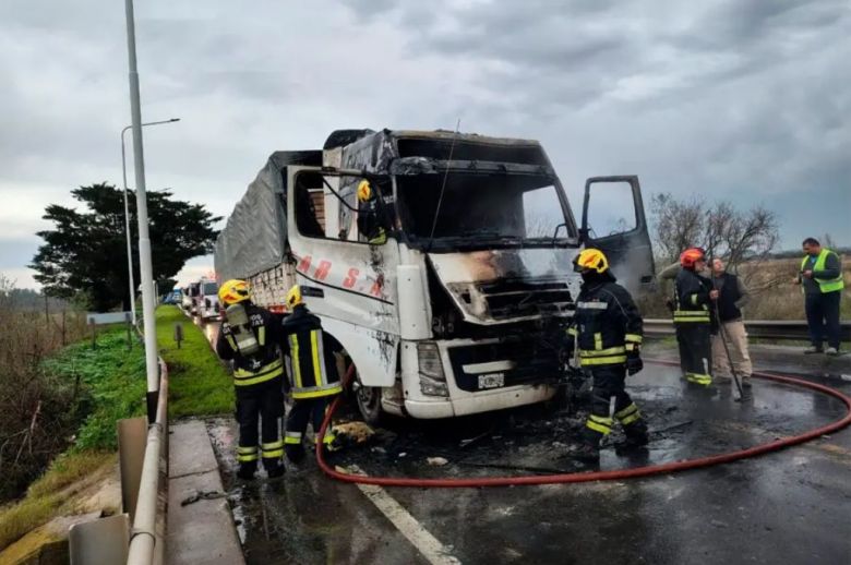Un camión se incendió en plena Ruta 12 y hubo importantes daños