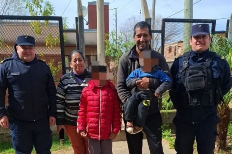 Un nene se desvaneció en la calle y policías le salvaron la vida mientras lo trasladaban al hospital