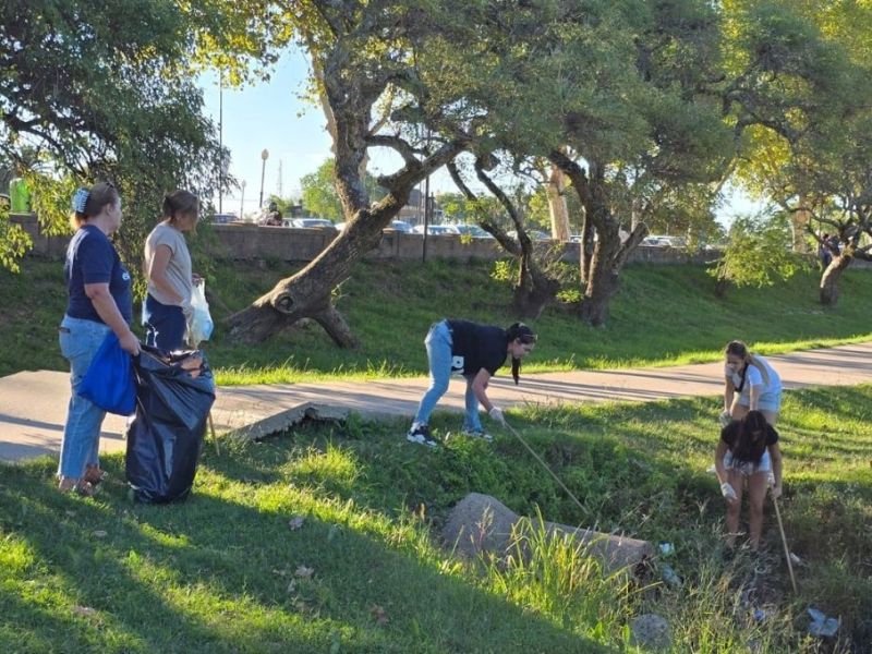 Plogging de recolección de residuos en el Parque Unzué