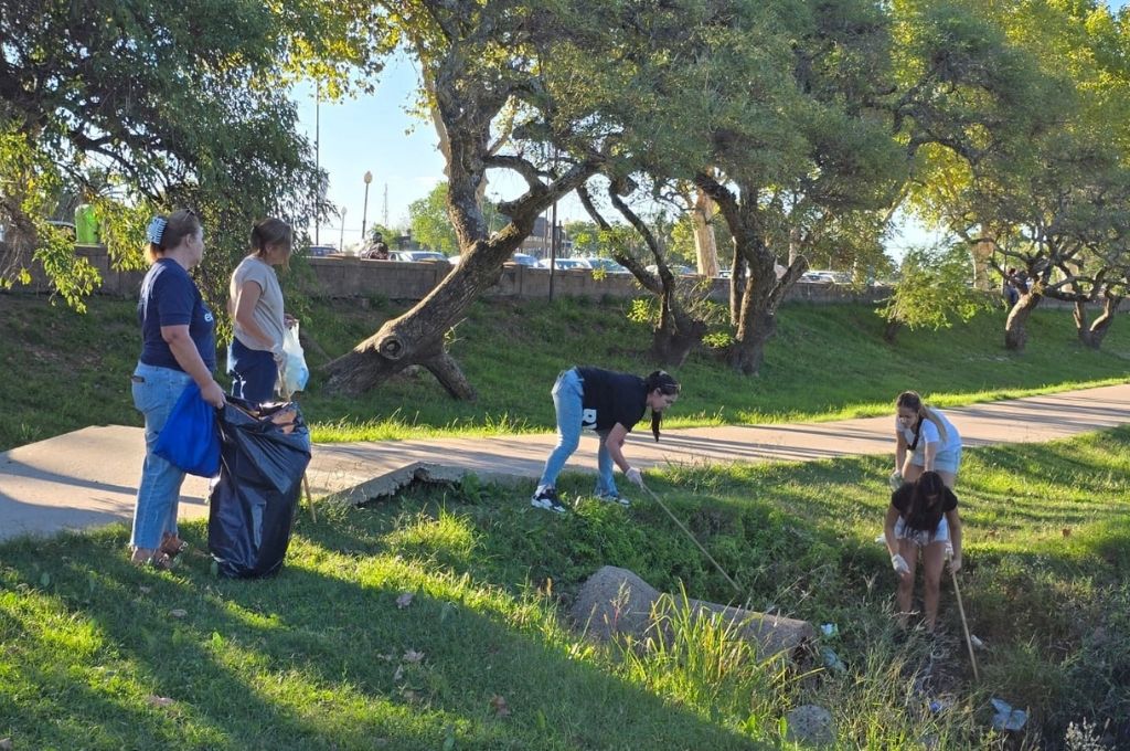 Plogging de recolección de residuos en el Parque Unzué