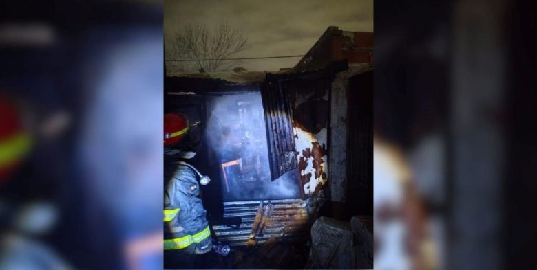 Incendio total en una vivienda de la ciudad de Santa Fe tras calentar agua con una garrafa contra una pared de chapa
