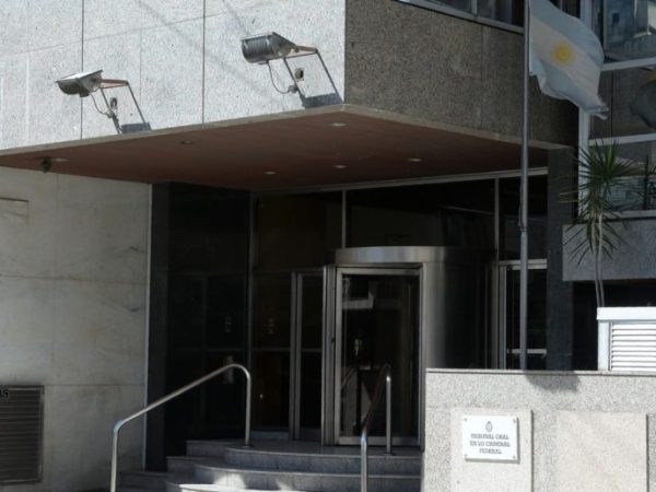 Estafa en Santa Fe: detuvieron a un hombre que usó dólares falsos para comprar un auto haciéndose pasar por un exjugador de Colón
