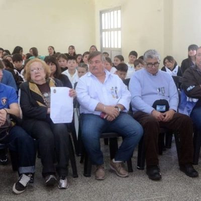 La Escuela Pablo A. Pizzurno de Elisa realizó un acto de reconocimiento a los héroes de Malvinas