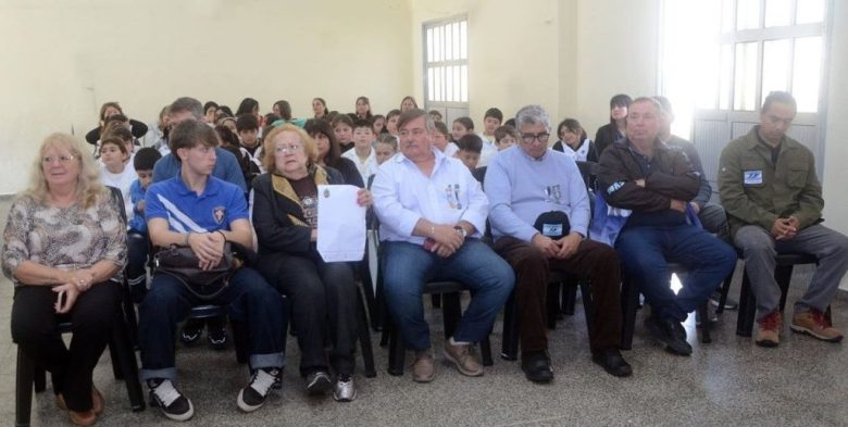 La Escuela Pablo A. Pizzurno de Elisa realizó un acto de reconocimiento a los héroes de Malvinas