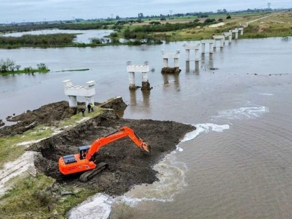 Obras hídricas en Santa Fe: el Gobierno provincial removió un tapón de 500 metros en el Río Salado