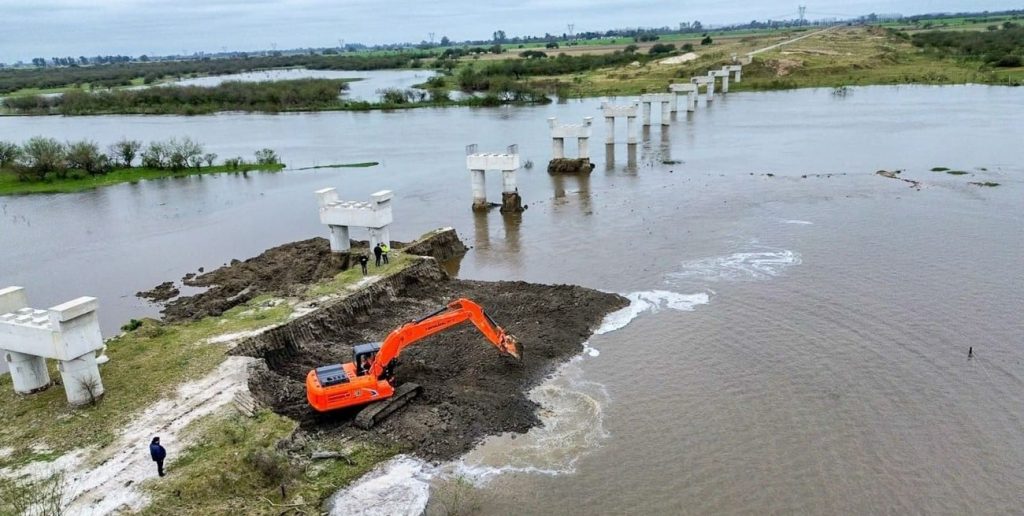 Obras hídricas en Santa Fe: el Gobierno provincial removió un tapón de 500 metros en el Río Salado