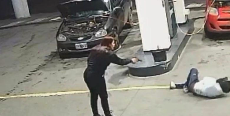 Una agente de policía frustró un asalto armado mientras cargaba combustible en una estación de servicio de La Matanza