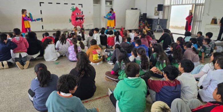 El Vax Team realizó en Romang una nueva jornada con vacunación, teatro y educación