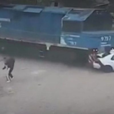 Córdoba: un tren de carga embistió a un automóvil con seis ocupantes y una mujer quedó atrapada