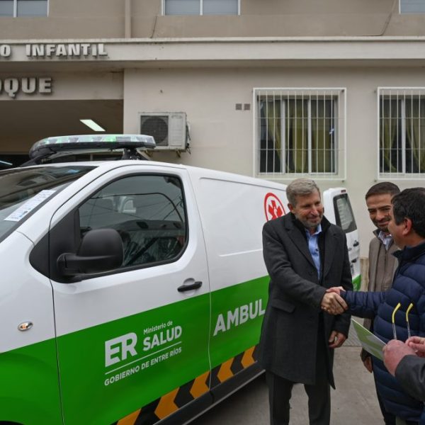 Entre Ríos: Frigerio entregó cuatro nuevas ambulancias y dos motos para hospitales de Paraná y el servicio 107