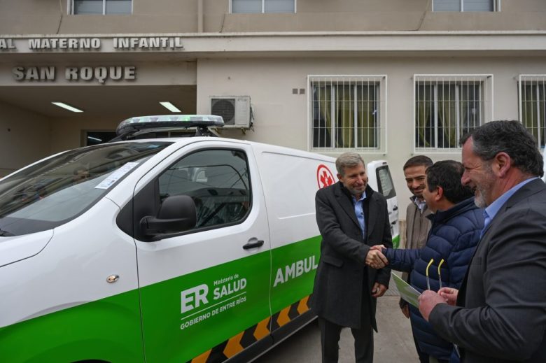 Entre Ríos: Frigerio entregó cuatro nuevas ambulancias y dos motos para hospitales de Paraná y el servicio 107