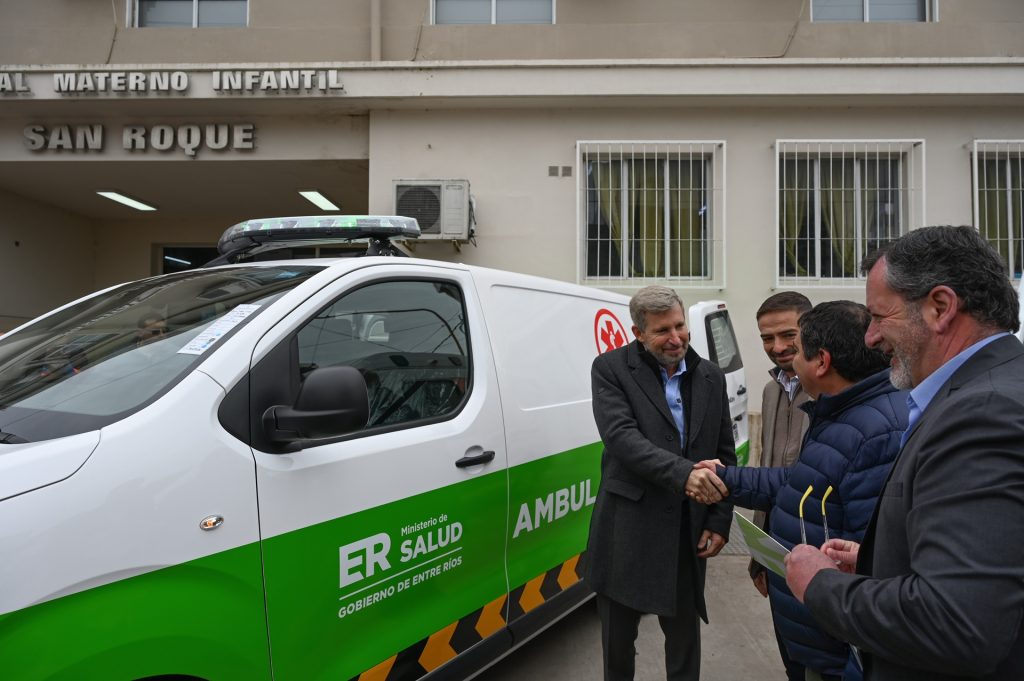 Entre Ríos: Frigerio entregó cuatro nuevas ambulancias y dos motos para hospitales de Paraná y el servicio 107