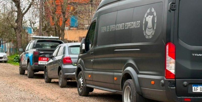 Operativo policial en barrio Los Troncos de Santa Fe: dos detenidos y secuestro de armas de fuego