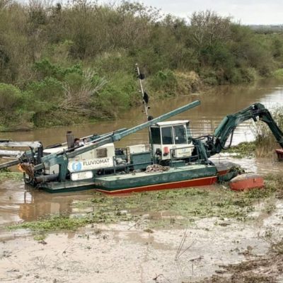 Coronda: limpian canales clave para reforzar los drenajes ante El Niño