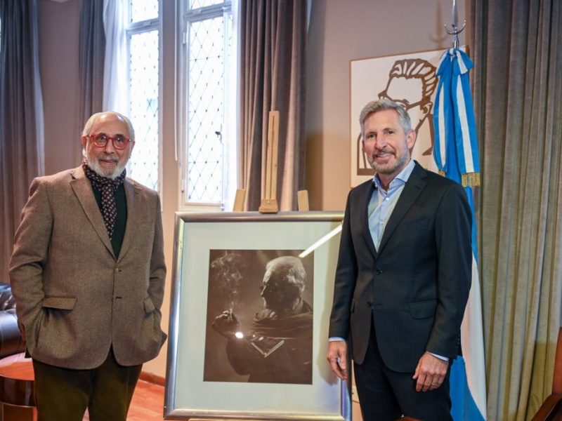 El Gobierno de Entre Ríos recibió una obra artística de Santiago Kovadloff en homenaje a Juan L. Ortiz