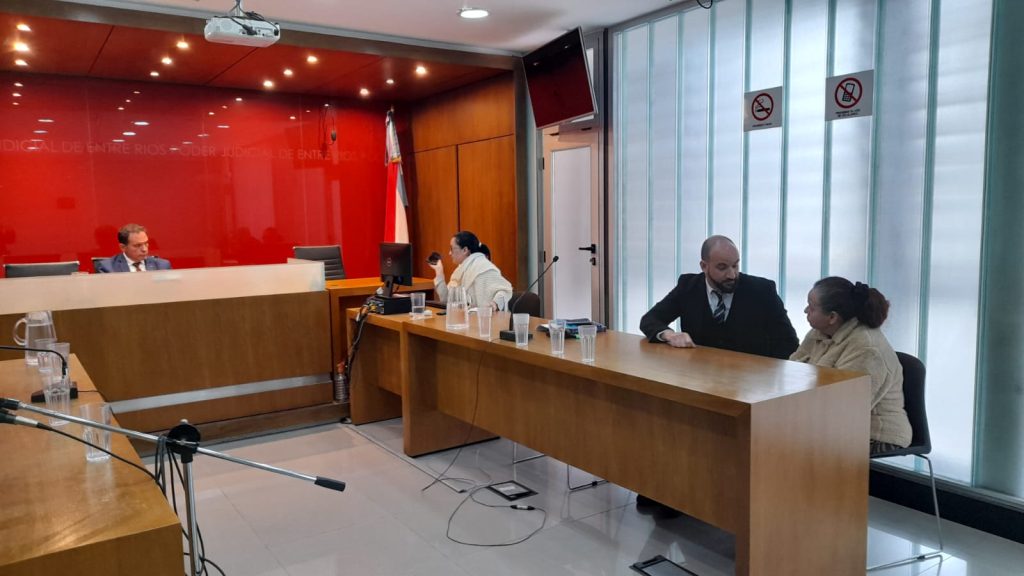 Cumplirá arresto domiciliario la mujer acusada de apuñalar en el cráneo y el rostro a su pareja