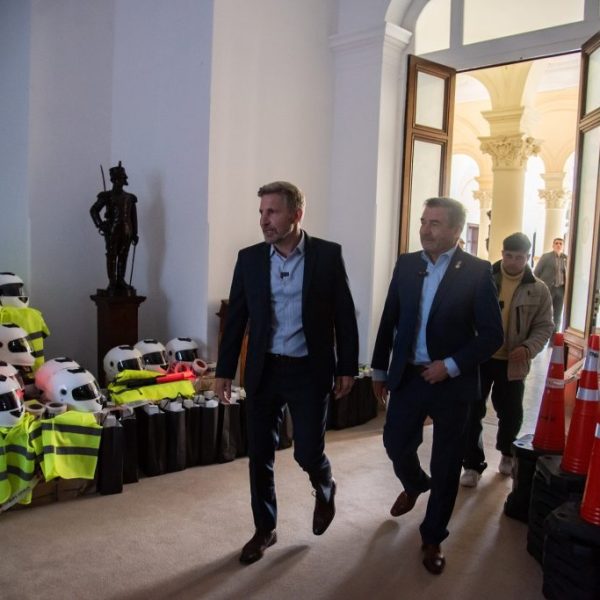 Frigerio entregó aportes y equipamiento de seguridad a 44 municipios y comunas