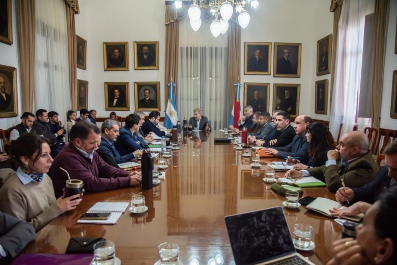 El gabinete provincial analizó el avance de obras públicas y coordinó medidas de contención social y alivio fiscal