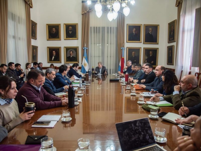 El gabinete provincial analizó el avance de obras públicas y coordinó medidas de contención social y alivio fiscal