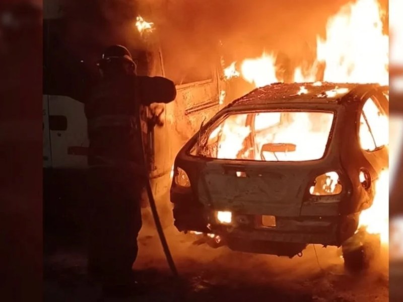 Incendio de dos vehículos abandonados en avenida López y Planes al 4700