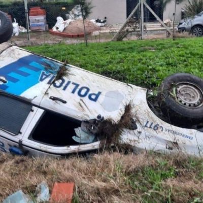 Vuelco de patrullero en La Plata: dos policías resultaron heridos durante una persecución