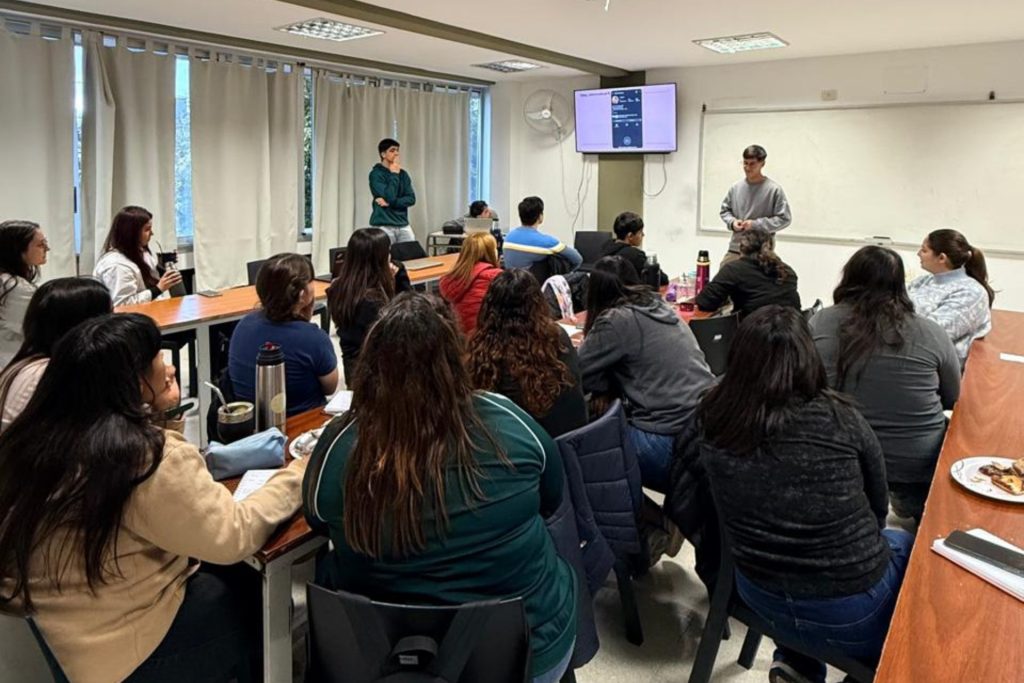 Copnaf y Uader capacitaron a adolescentes en el uso seguro de herramientas digitales y protección de la privacidad