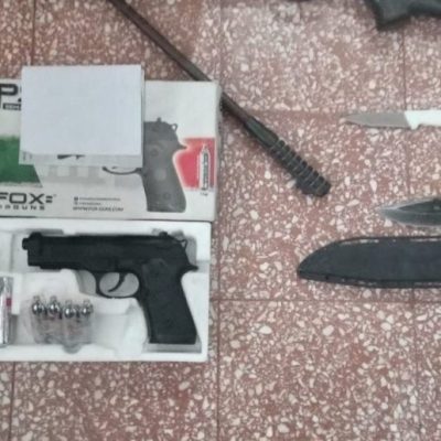 Aprehendieron en Santa Fe a un alumno secundario que amenazó a una compañera con armas y cuchillos