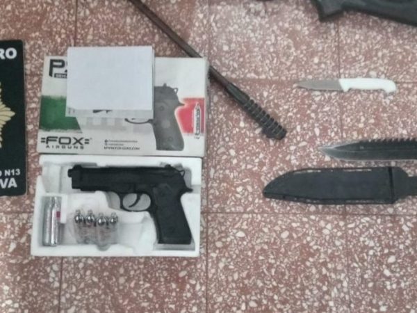 Aprehendieron en Santa Fe a un alumno secundario que amenazó a una compañera con armas y cuchillos
